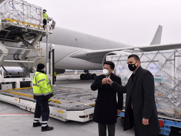 A kínai Sinopharm vakcina első szállítmányát pakolják ki a külügyminisztérium repülőgépéből a Liszt Ferenc-repülőtéren 2021. február 16-án. A szállítmány érkezésénél Csi Ta-jü, Kína budapesti nagykövete és Menczer Tamás államtitkár is jelen voltak – Fotó: Máthé Zoltán / MTI