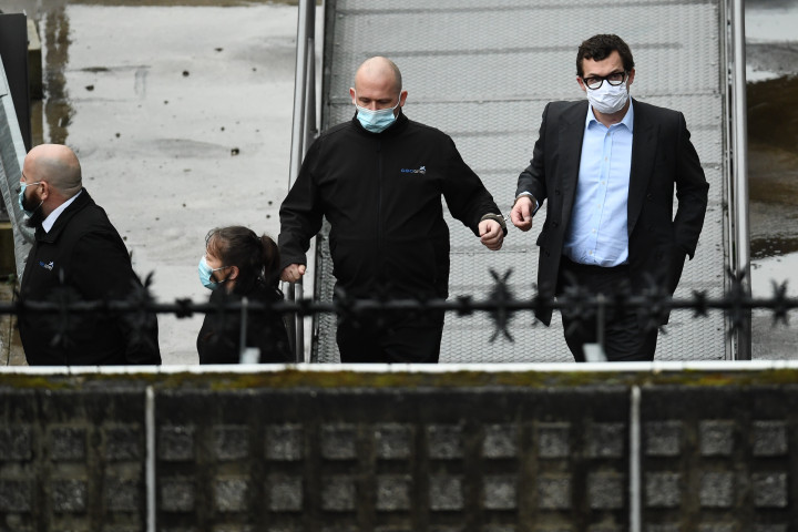 Simon Bowes-Lyon Strathmore és Kinghorne grófja bilincsben távozik a bíróságról, miután 10 hónapos börtönbüntetésre ítélték egy nő szexuális bántalmazása miatt 2021. február 23-án Edinburgh-ben – Fotó: Jeff J Mitchell / Getty Images