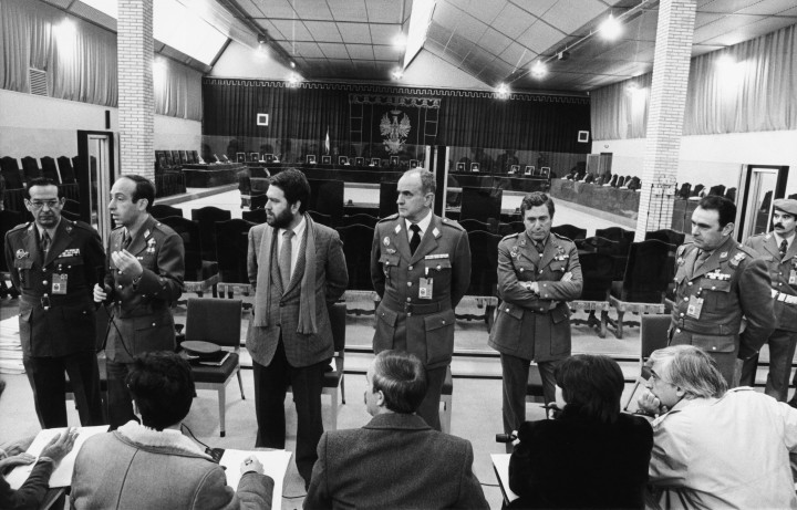 A védelmi minisztérium tagjai tartanak sajtótájékoztatót a puccskísérletben résztvevők tárgyalása után 1982. február 22-én – Fotó: Central Press / Hulton Archive / Getty Images