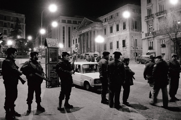 Katonák a parlament előtt a puccskísérlet idején – Fotó: Quim Llenas / Cover / Getty Images