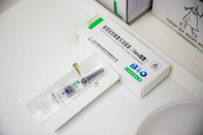 Oltásra előkészített kínai Sinopharm-vakcina az oltópontban, a Szegedi Tudományegyetem Szent-Györgyi Albert Klinikai Központban 2021. február 24-én – Fotó: Rosta Tibor / MTI