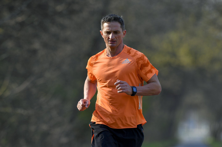 Dombi Tibor fut a Debrecenben 2020. április 5-én. A sportoló maratoni futóversenyeken szeretett volna indulni, de a járvány miatt ez nem volt lehetséges, ezért elhatározta, hogy egyedül teljesíti a távot – Fotó: Czeglédi Zsolt / MTI