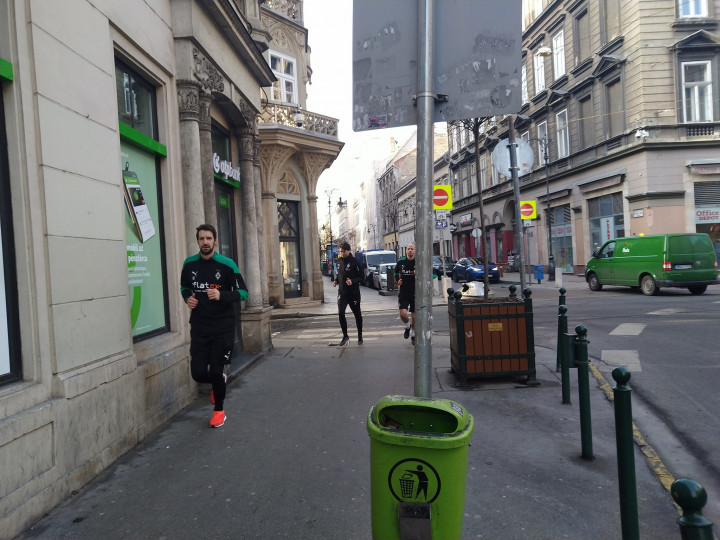 A Gladbach játékosai mozognak a járdán – Fotó: Facebook/Erzsébetváros Az Otthonunk 