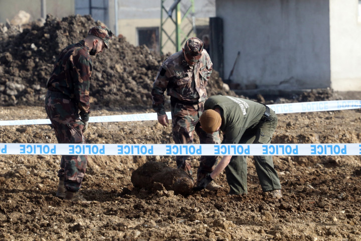 Tűzszerészek a bombával. Forrás: MTI / Vajda János