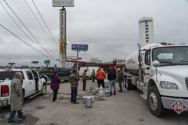 Egy houstoni benzinkútnál állnak sorban az emberek, hogy megtöltsék kiürült gázpalackjaikat 2021. február 18-án. Az áramszünet miatt a fűtést, a vízforralást is gázzal tudták ideiglenesen megoldani az államban lakók – Fotó: Nakamura / Getty Images