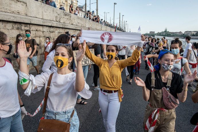 Megvágták egy nő arcát egy csepeli buszon, feltehetőleg az SZFE-s maszkja miatt