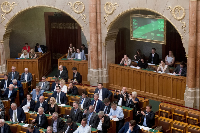 Az uniós főtanácsnok szerint jogsértő, hogy a menedékkérők számára történő segítségnyújtást bűncselekménnyé minősíthetik Magyarországon