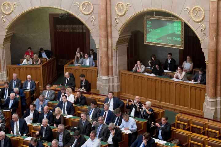 A kijelzőn látható a kormány „Stop Soros” törvénycsomagjáról szóló szavazás végeredménye az Országgyűlés plenáris ülésén 2018. június 20-án. A törvényhozás 160 igen, 18 nem szavazattal fogadta el a törvénycsomagot -Fotó: Koszticsák Szilárd / MTI 