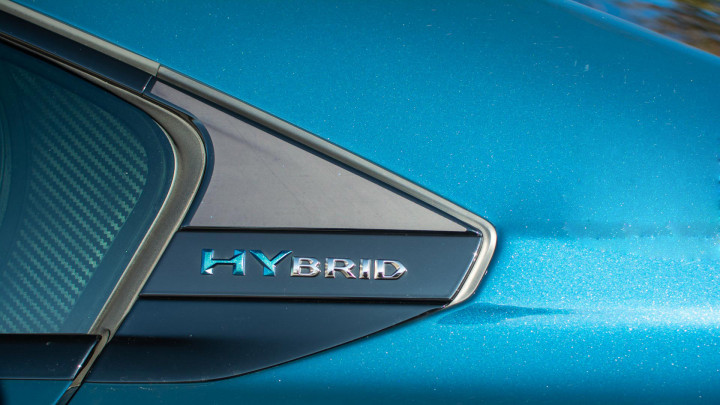 Hybrid felirat egy Peugeot oldalán – Forrás: Alapjárat.hu