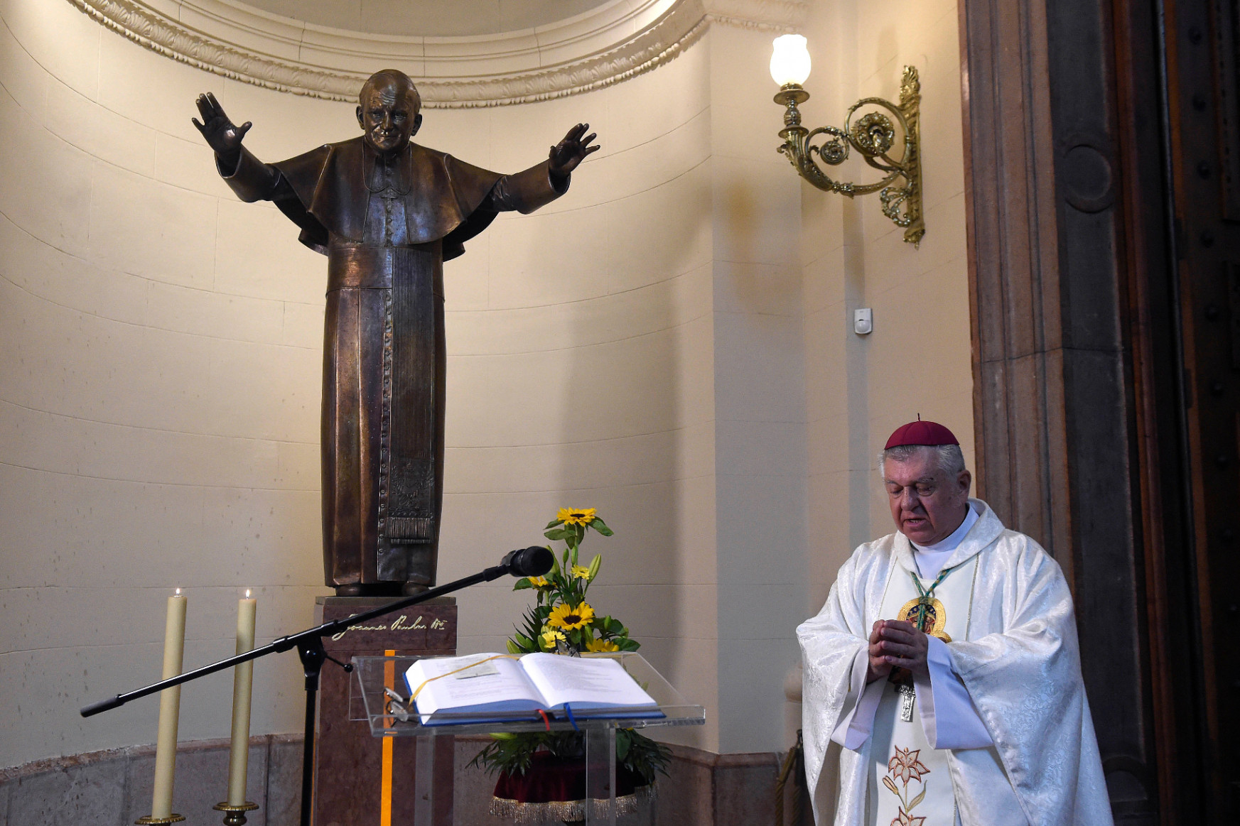 Koronavírusban meghalt Snell György püspök, a Szent István-bazilika plébánosa