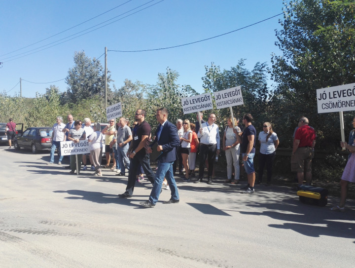 A bűz ellen 2019. szeptember 5-én tiltakozó csömöriek és kistarcsaiak. Fotó: Olvasói fotó / Telex