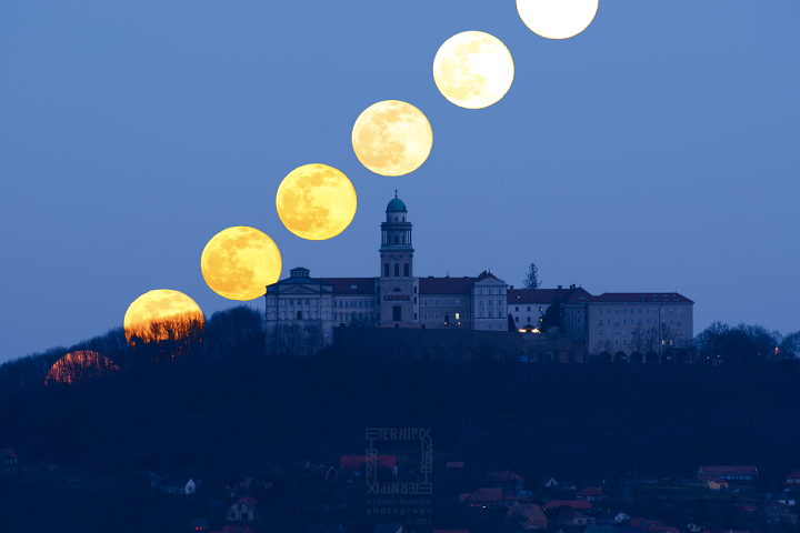 A holdkelte fázisai a Pannonhalmi Apátság fölött 2021. február 27-én – Fotó: Beinrohr László / Eternipix