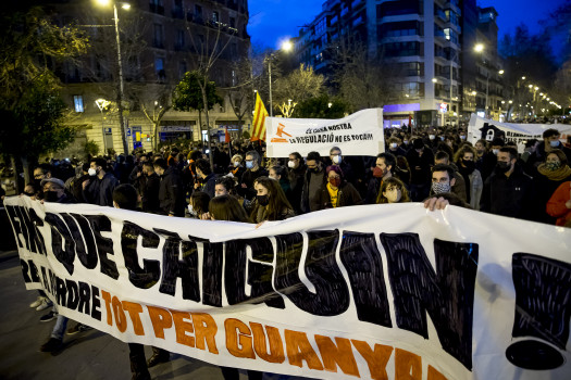 (fent) A tiltakozások hatodik estéje Barcelonában – Fotó: Joan Gosa/Urbanandsport/NurPhoto/NurPhoto via AFP (lent) Tüntetők vonulnak Barcelonában 2021. február 27-én – Fotó: Albert Llop / NurPhoto / NurPhoto via AFP