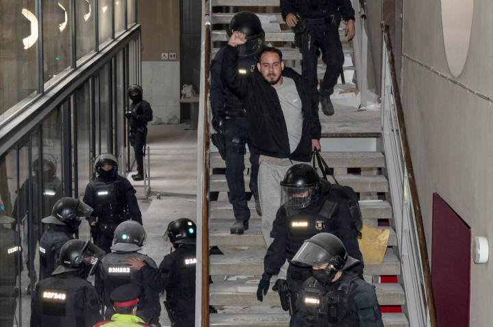 Pablo Hasél őrizetbe vétele 2021. február 16-án – Fotó: J. Martin/AFP