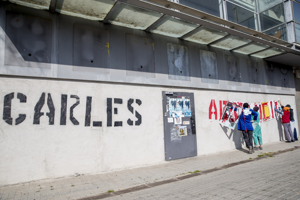 Az egyik őrizetbe vett katalán aktivista melletti felirat Barcelonában – Fotó: Albert Llop / NurPhoto / NurPhoto via AFP