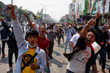 Tizennyolc tüntetőt lelőttek a rendőrök Mianmarban