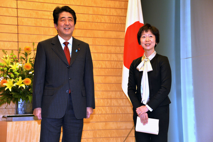 A most lemondott Jamada Makiko (j) a korábbi miniszterelnök, Abe Sinzó oldalán – Fotó: Yoshikazu Tsuno /Pool / Reuters