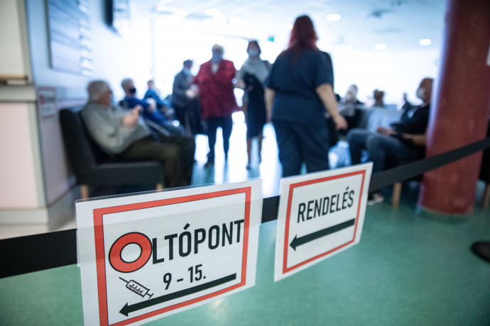 Merkely: Az oltásra behívottaknak csak a fele megy el