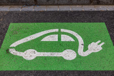 Több százszoros a nyersanyagigény-különbség az elektromos és a benzines-dízeles autók között