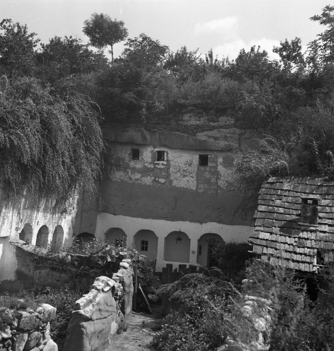Barlanglakások Szomolyán 1959-ben – Fotó: Kotnyek Antal / Fortepan