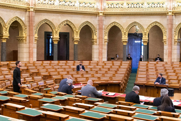 „Reggel erős volt a limonádé, amit Ferinél ittak” – ülésezik a parlament