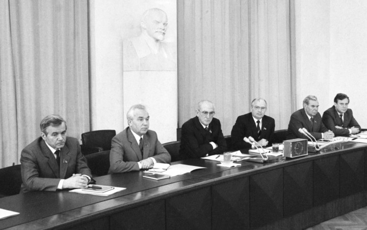 Gorbacsov (jobbról a harmadik) és mellette balra Andropov a párt vezetőivel 1984-ben – Fotó: ITAR-TASS / Vladimir Musaelyan, Eduard Pesov / Getty Images
