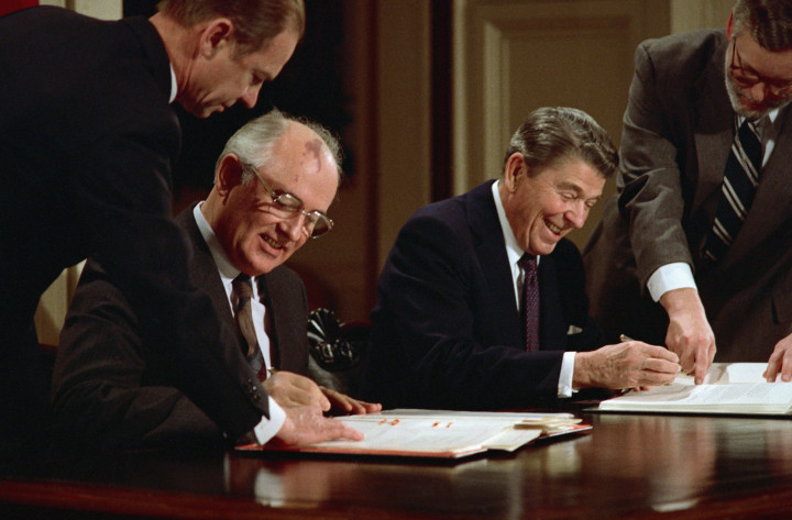 Mihail Gorbacsov és Ronald Reagan aláírja a nukleáris leszerelésről szóló egyezményt 1987-ben – Fotó: Bettmann / Getty Images