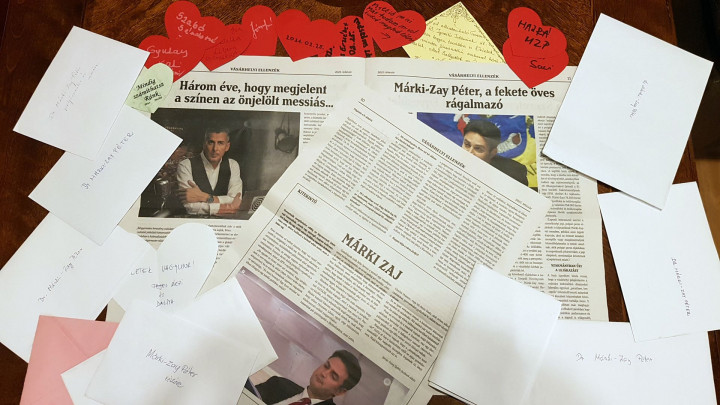 …és Márki-Zay Péter. A képen a Mindenki Magyarországa Mozgalom jelöltjének asztala róla szóló cikkekkel és támogató levelekkel – Fotó: Márki-Zay Péter / Facebook