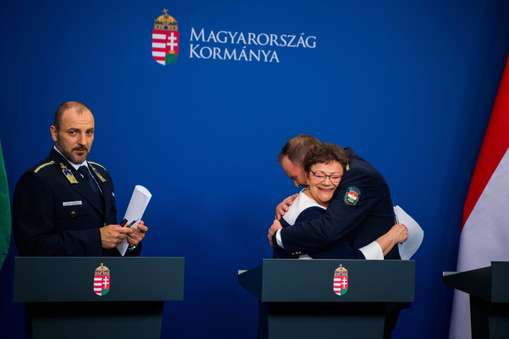 Müller Cecília országos tisztifőorvos és Gál Kristóf rendőr alezredes, az Országos Rendőr-főkapitányság szóvivője megöleli egymást, balról Kiss Róbert rendőr alezredes, az operatív törzs utolsó online sajtótájékoztatóján a vírus tavaszi hullámában – Fotó: Balogh Zoltán / MTI