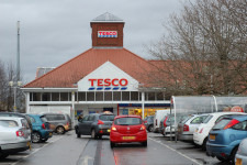 Több tucat sofőr nem tudta becsukni vagy kinyitni az autóját egy angliai Tesco parkolójában