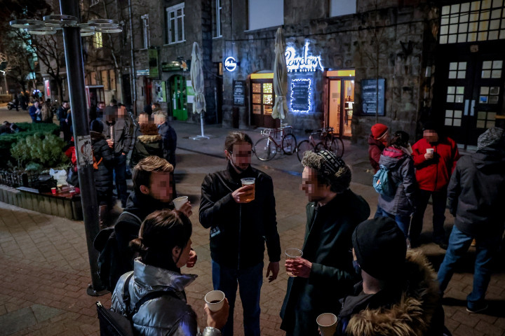 Utcán italozó emberek a Lövőház utcában 2021 februárjában – Fotó: Huszti István / Telex