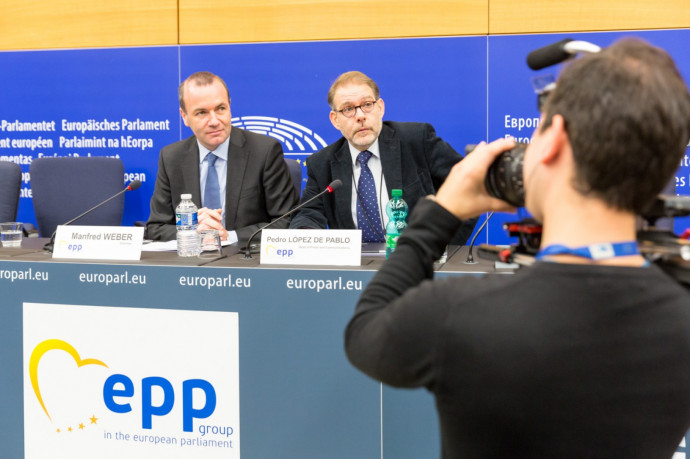 Manfred Weber, az EPP európai parlamenti (EP) frakcióvezetője és Pedro López de Pablo, az Európai Néppárt (EPP) uniós frakciójának kommunikációs igazgatója – Fotó: European Parliament