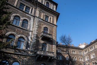 Az állam teljesen lerohasztotta Budapest egyik legszebb házát, ma már perben áll a lakókkal