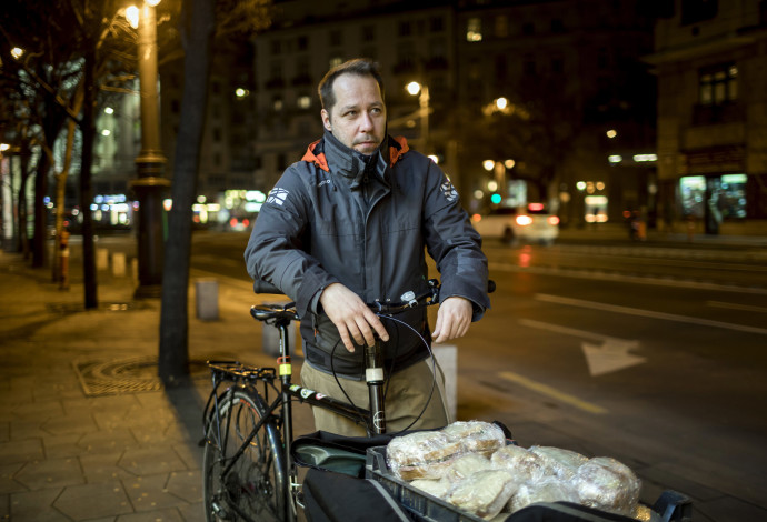 Budapest, 2017. december 12. Havasi Zoltán, a Budapest Bike Maffia alapítója áll szendvicsekkel megpakolt kerékpárja mellett a belvárosban 2017. december 11-én. A kerékpáros civil szervezet alaptevékenysége az adománygyûjtés, az önkéntesek az adományokat biciklivel szállítják ki a rászorulók részére. MTI Fotó: Mohai Balázs