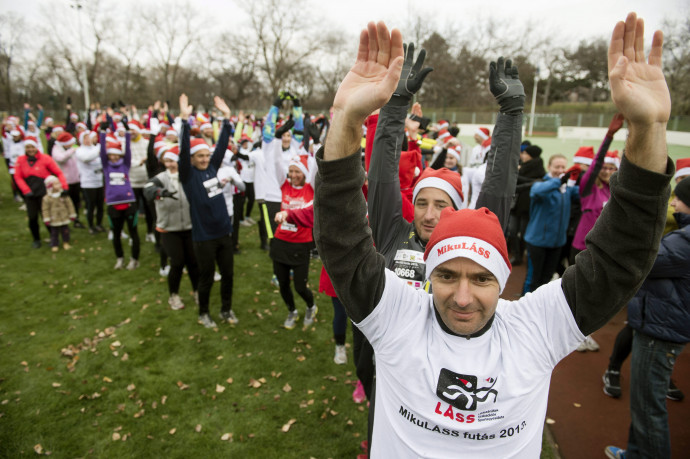 Budapest, 2013. december 8. Bemelegítenek a résztvevõk a Látássérültek Szabadidõs Sportegyesületének (LÁSS) MikuLÁSS jótékonysági futása elõtt a Margitszigeti Atlétikai Centrumban 2013. december 8-án. A résztvevõk Mikulás-sapkában és csengõvel futották végig az egy vagy két szigetkört, a 400 méteres pályán pedig úgynevezett érzékenyítõ futást rendeztek, amelyet az érdeklõdõk bekötött szemmel, segítõvel teljesíthettek. MTI Fotó: Koszticsák Szilárd