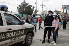 Korlátra támaszkodó diákok zuhantak a mélybe Bolíviában, heten meghaltak