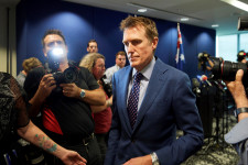 Kiállt a nyilvánosság elé, majd szabadságra ment az ausztrál miniszter, akit egy állítólagos nemi erőszakkal hoztak összefüggésbe
