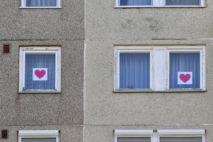 Kiragasztott piros szívek egy társasház ablakaiban Debrecenben 2020. márciusban – Fotó: Czeglédi Zsolt / MTI