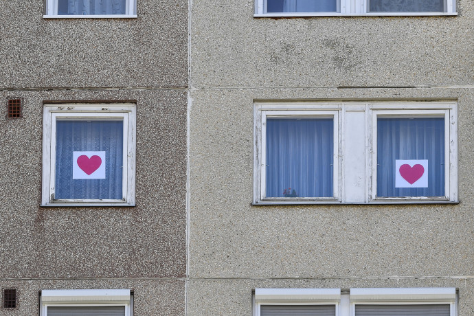 Kiragasztott piros szívek egy társasház ablakaiban Debrecenben 2020. márciusban – Fotó: Czeglédi Zsolt / MTI