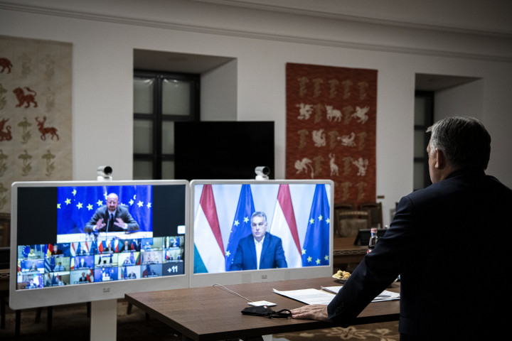 Orbán Viktor miniszterelnök az európai uniós tagországok állam-, illetve kormányfőinek a koronavírus-járvány elleni küzdelemről szóló videokonferenciáján Fotó: MTI/Miniszterelnöki Sajtóiroda/Benko Vivien Cher