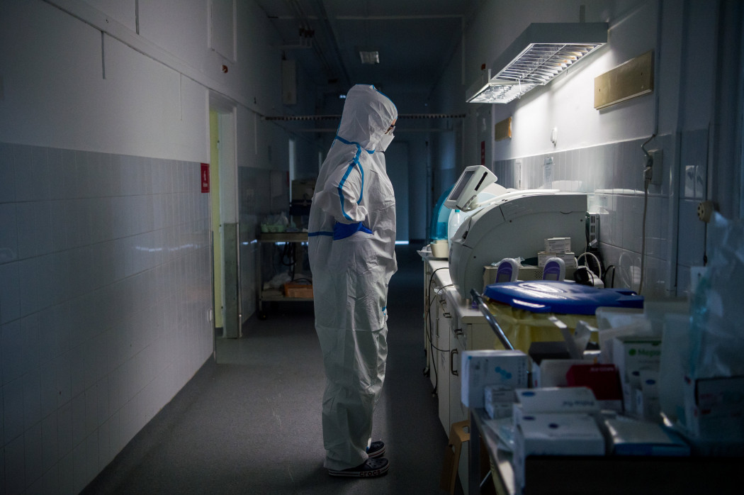 Védőfelszerelést viselő orvos egy budapesti kórház koronavírussal fertőzött betegek fogadására kialakított intenzív osztályán 2020. december 11-én. – Fotó: Balogh Zoltán / MTI