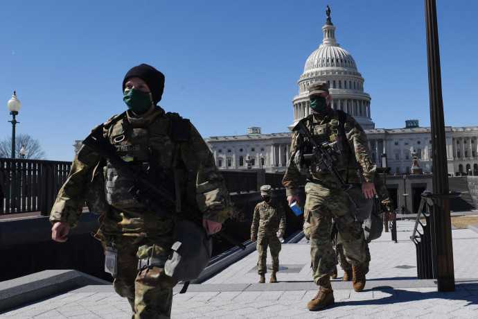 Gárdisták a Capitolium épülete előtt – Fotó: Eric BARADAT / AFP