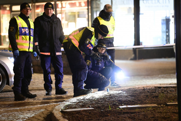 Nyomozók a támadás helyszínén 2021. március 3-án, Vetlandában – Fotó: MIKAEL FRITZON / TT NEWS AGENCY / AFP