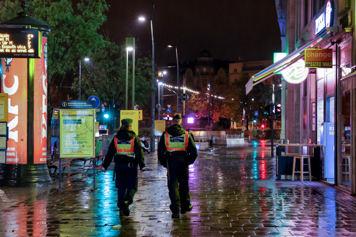Rendőrök járőröznek Budapesten a kijárási korlátozások életbelépése után 2020. novemberében – Fotó: Huszti István / Telex