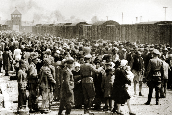Magyarországi zsidók érkeznek a táborba 1944-ben – Fotó: Galerie Bilderwelt / Getty Images