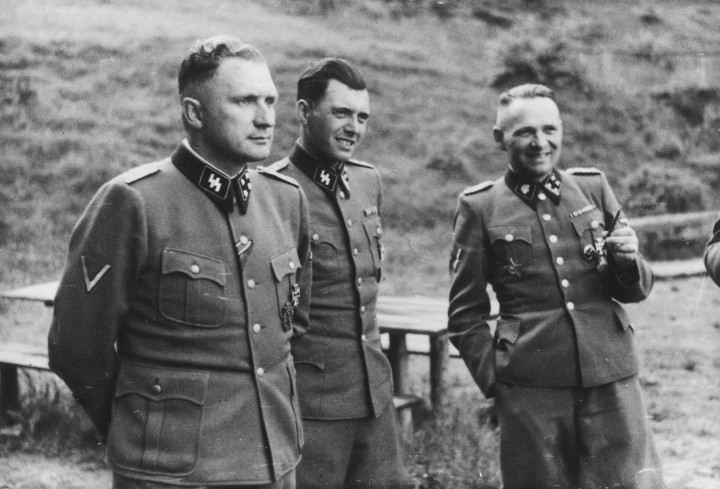 (b-j) Richard Baer, Dr. Josef Mengele és Rudolf Hoess a táborban 1944-ben – Fotó: Karl-Friedrich Höcker / Wikimedia Commons