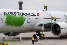 A Greenpeace aktivistái zöldre festették az Air France egyik gépét a párizsi reptéren