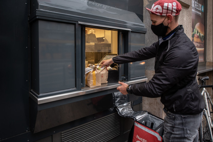 Dolgozhatnak a szerelők, maradhatnak az elviteles éttermek, home office jön a közigazgatásban