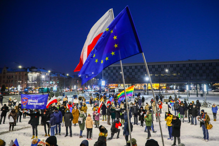 A reklámadó bevezetése miatt tüntetők Krakkóban 2021. február 12-én – Fotó: Beata Zawrzel / NurPhoto / AFP