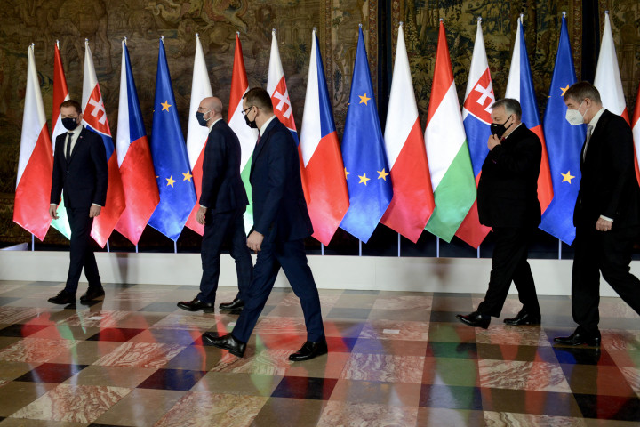Charles Michel, az Európai Tanács elnöke és a V4-ek vezetői, Igor Matovič szlovák kormányfő, Mateusz Morawiecki, Lengyelország Minisztertanácsának elnöke, Orbán Viktor és Andrej Babiš cseh miniszterelnök – Fotó: Bartosz Siedlik / AFP